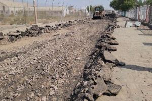 مدير عام البريقة يدشن مشروعًا لإعادة تأهيل شارع متهالك