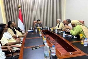 وزير الدولة يبحث احتياجات نازحي الوازعية ويؤكد أهمية التدخل العاجل