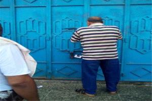 مكتب الصناعة والتجارة بالمعلا ينفذ إغلاقات قانونية وحملة رقابية واسعة على المحال التجارية