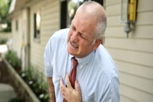 ألم الصدر المفاجئ.. متى يستدعي تدخلاً طبياً عاجلاً