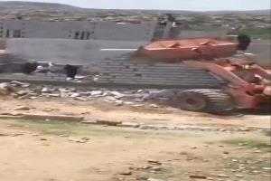 مشرف حوثي يهدم منزلًا في حجة رغم وجود نساء وأطفال بداخله