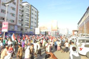 حشود حضرموت تواصل الزحف نحو مليونية المكلا رغم إطلاق النار